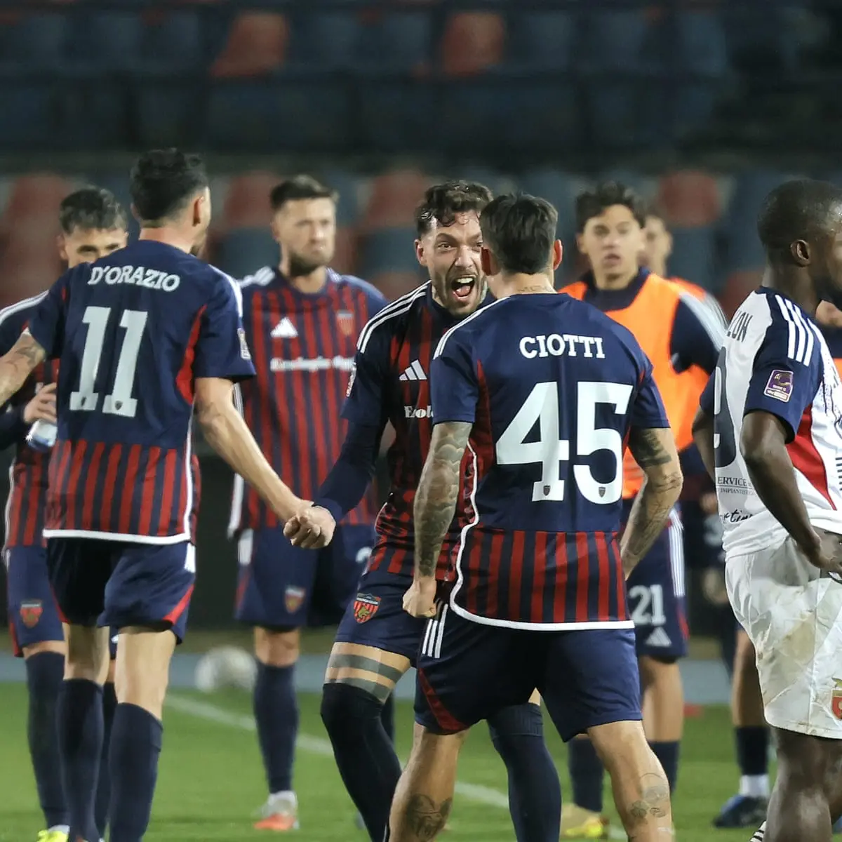 <p>Cosenza, abbondanza in difesa. <span style=\"color:hsl(0, 75%, 60%);\">Baez </span>invece è ancora out</p>