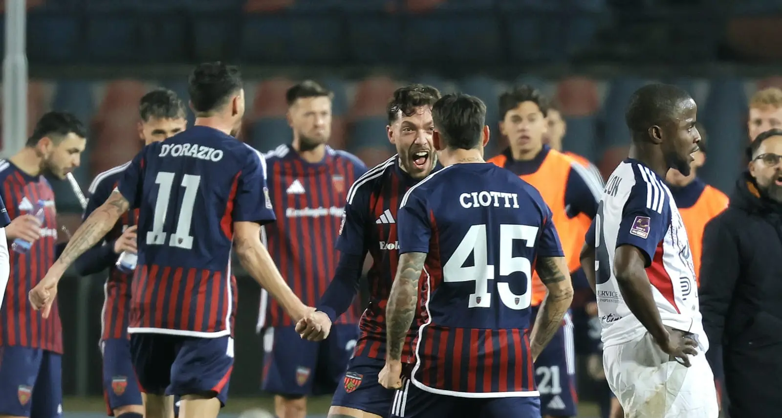 <p>Cosenza, abbondanza in difesa. <span style=\"color:hsl(0, 75%, 60%);\">Baez </span>invece è ancora out</p>