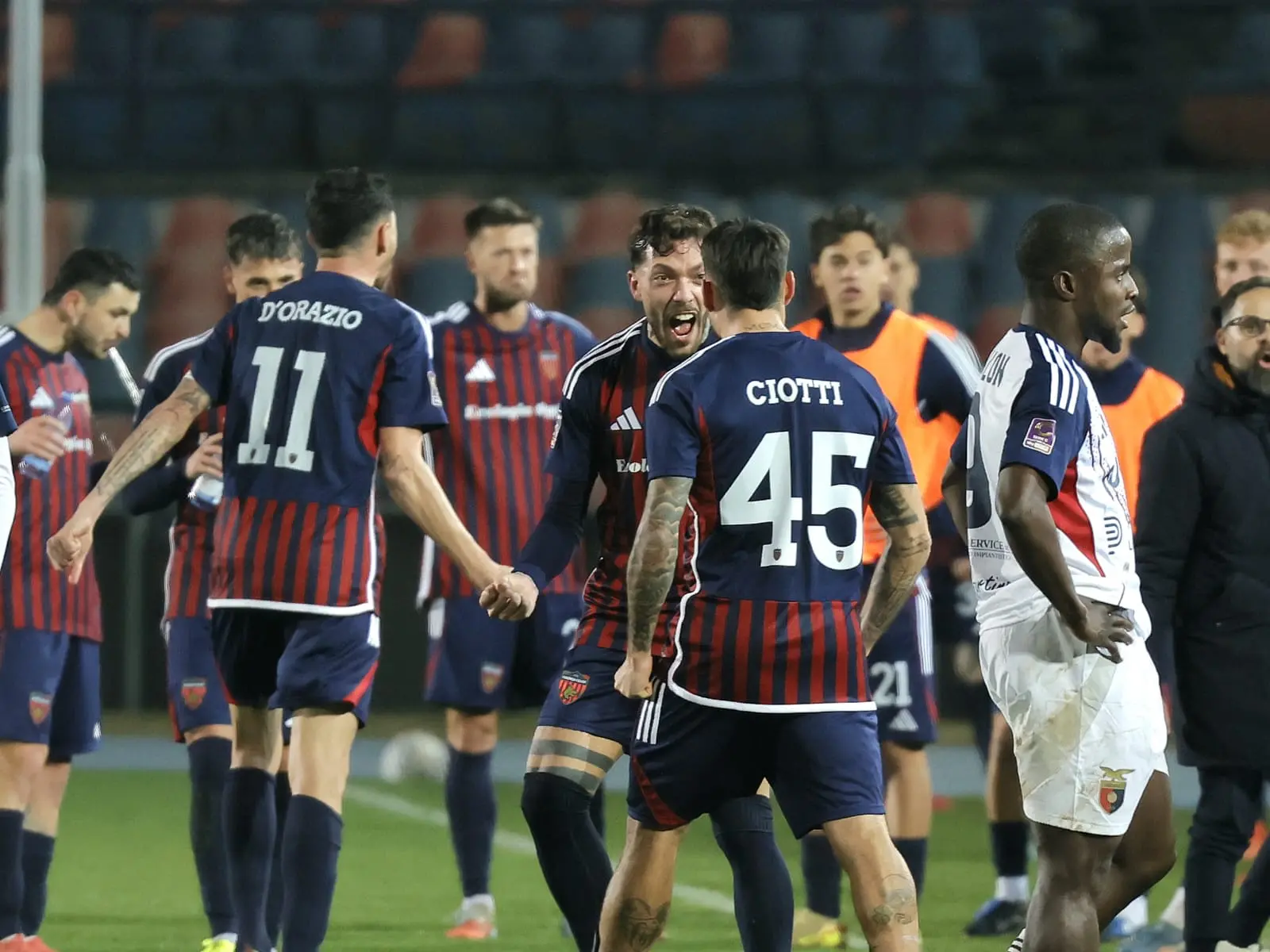 Cosenza, abbondanza in difesa. Baez invece è ancora out\n