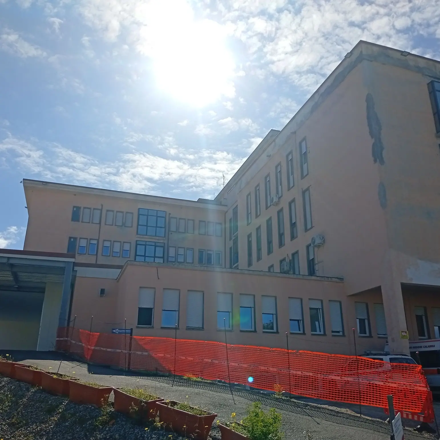 Ospedale di Cariati, Medicina e Pronto soccorso aperti a giugno: l’annuncio di De Salazar. Le Lampare: «Ennesimo rinvio»\n