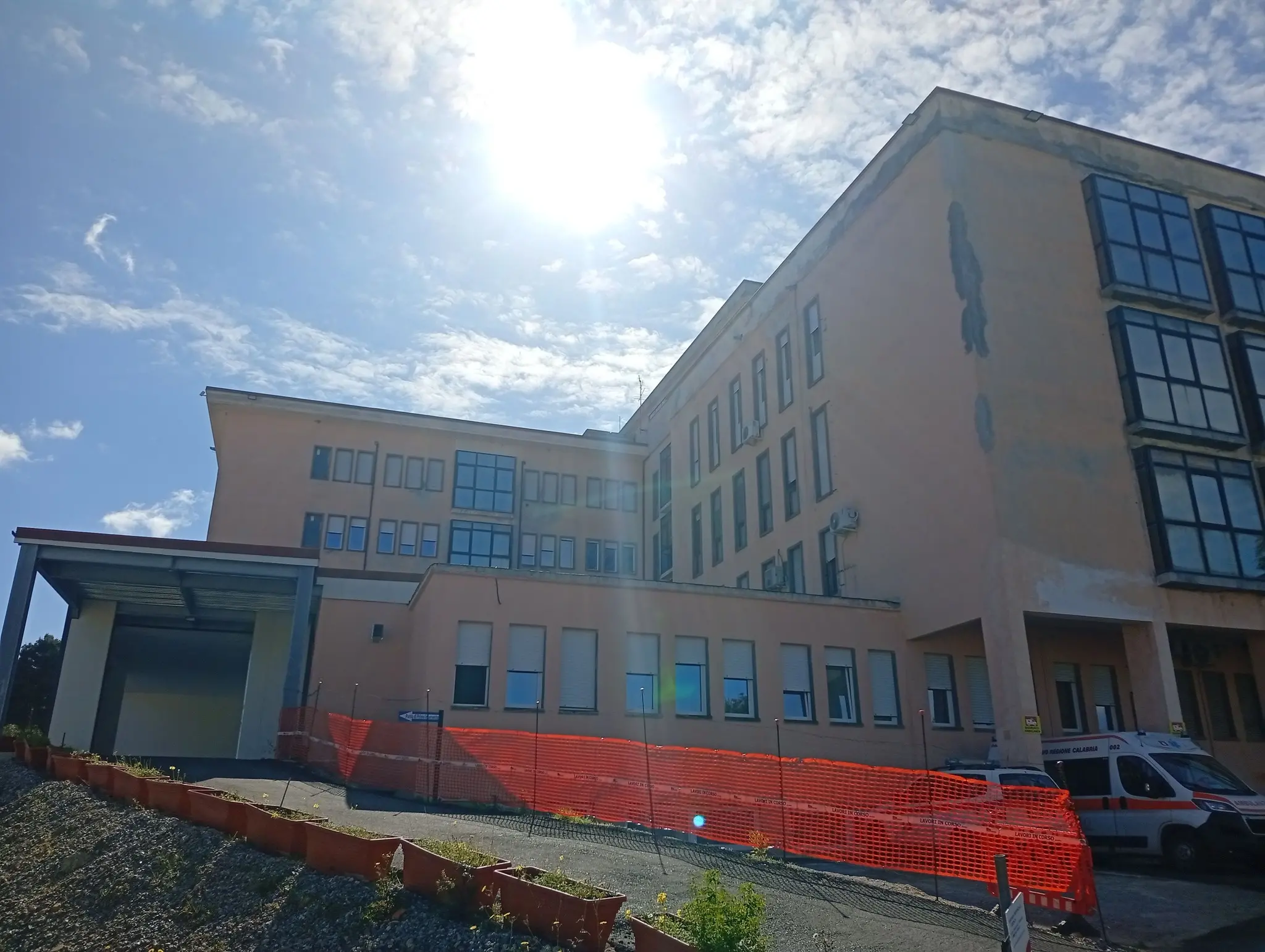 Ospedale di Cariati, Medicina e Pronto soccorso aperti a giugno: l’annuncio di De Salazar. Le Lampare: «Ennesimo rinvio»\n