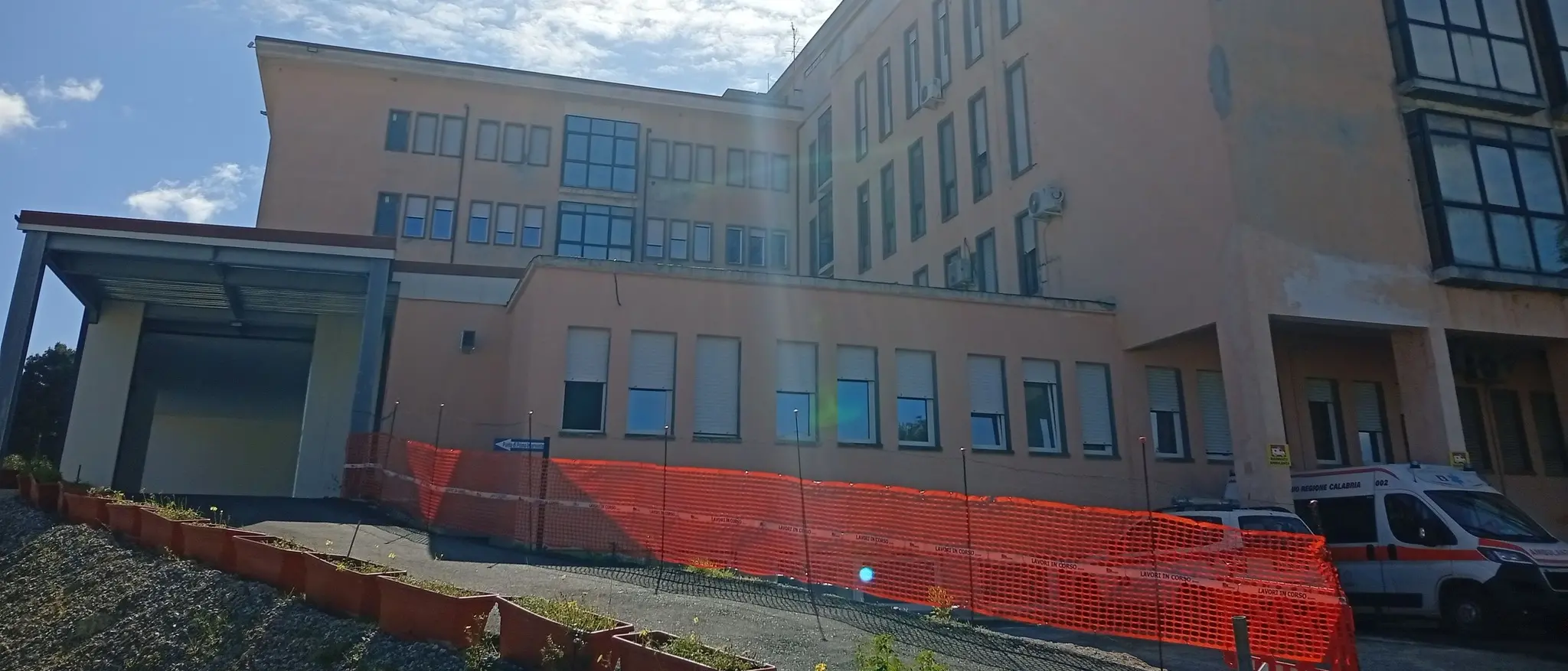 Ospedale di Cariati, Medicina e Pronto soccorso aperti a giugno: l’annuncio di De Salazar. Le Lampare: «Ennesimo rinvio»\n