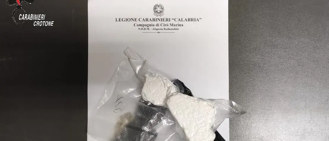 Beccato sulla statale 106 con 100 grammi di cocaina: arrestato un imprenditore di Cariati\n