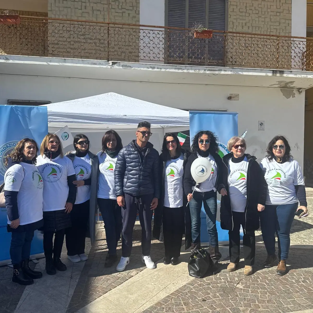 Novellame fuori legge, il gazebo di Libertà è Democrazia a Cirò Marina: «Stiamo con i pescatori»