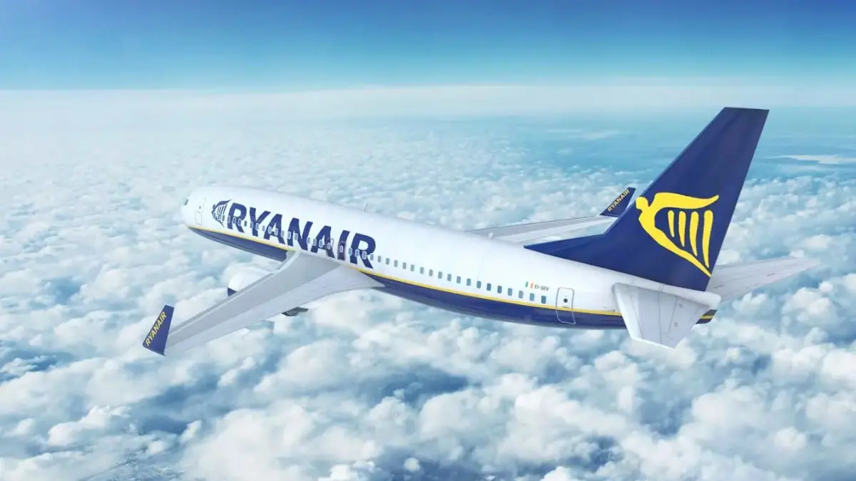 <p>Un aereo Ryanair</p>\\n
