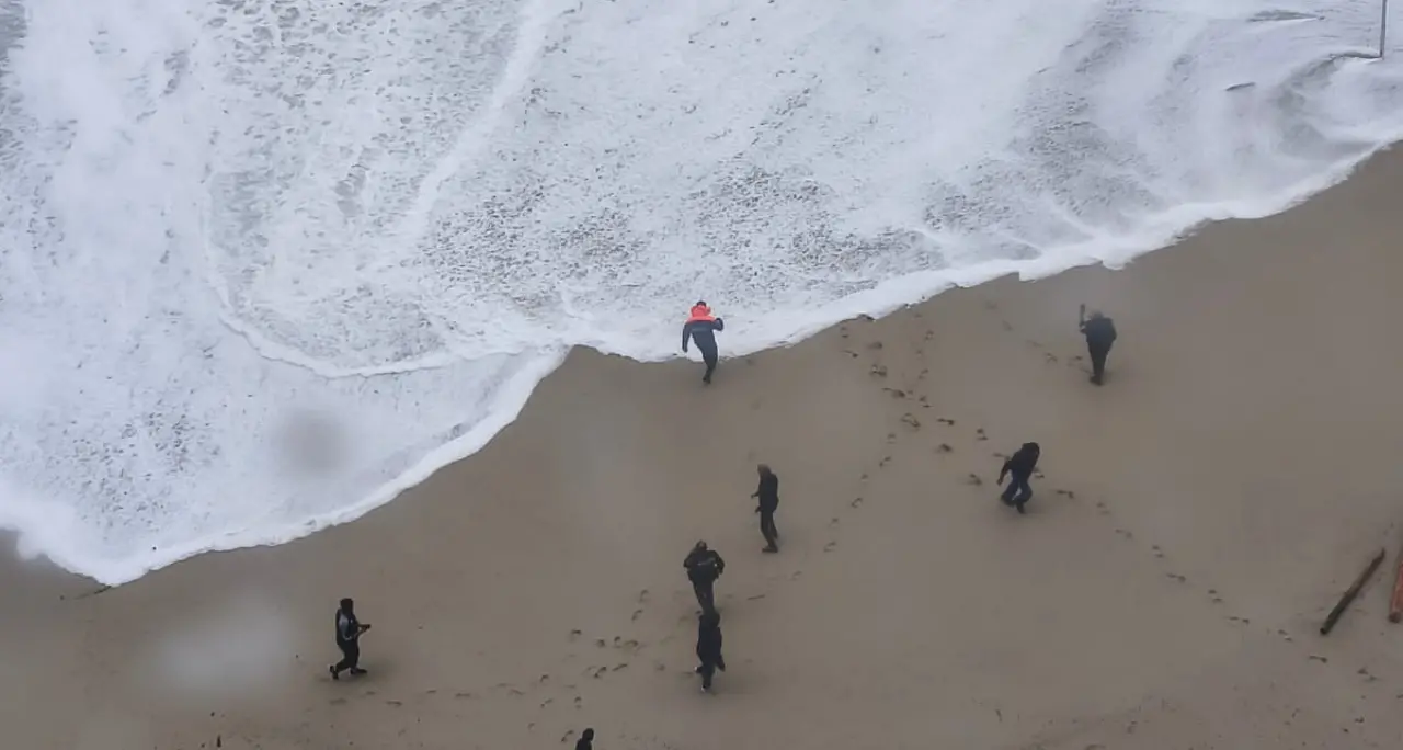Quel salvagente tra le onde di Tropea, i vescovi calabresi: «Non possiamo tacere davanti a questa tragedia»\n