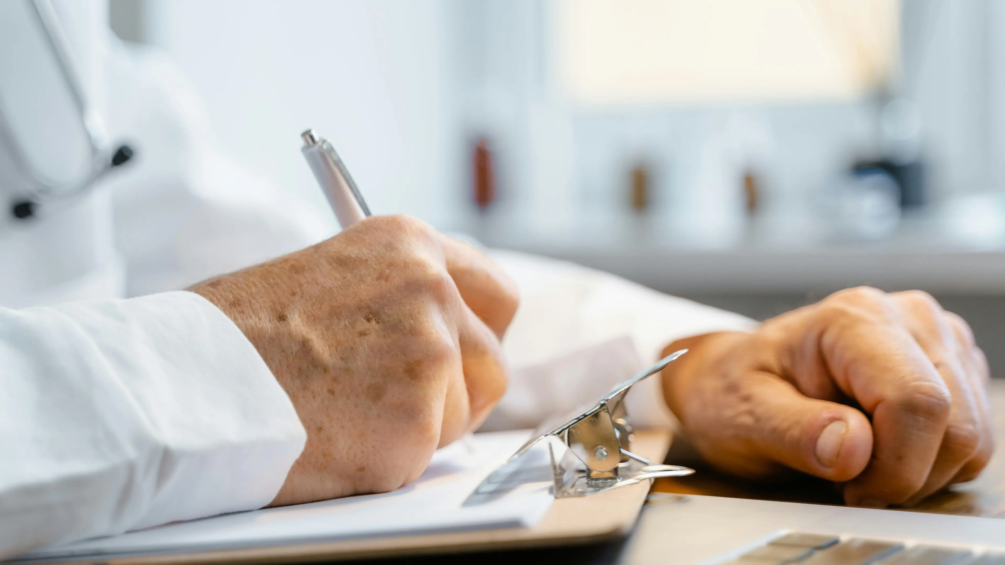 ’Ndrangheta, l’aiuto di un medico per il nuovo boss Commisso: «A Siderno professionisti di livello vicini al clan»\n