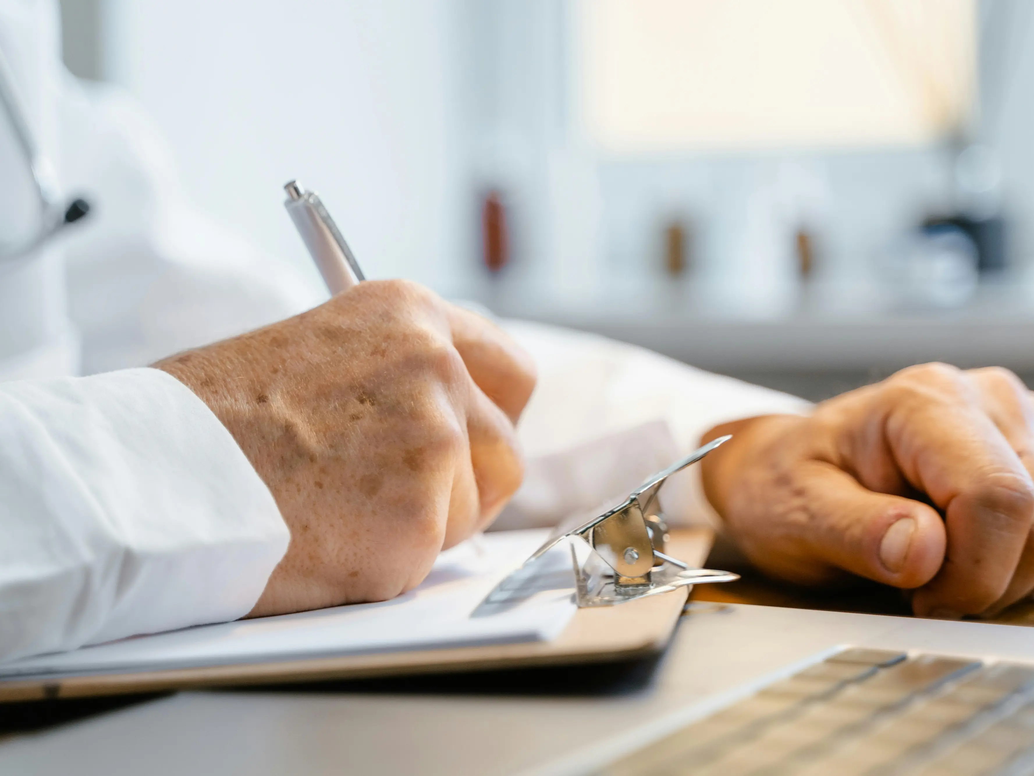 ’Ndrangheta, l’aiuto di un medico per il nuovo boss Commisso: «A Siderno professionisti di livello vicini al clan»