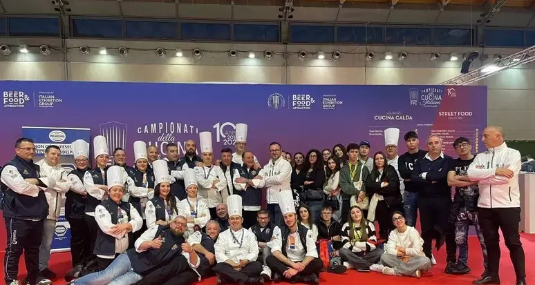 Smash burger di suino nero, pitte e cipolla allo zibibbo: i cuochi calabresi trionfano al Beer&Food di Rimini\u00A0\n