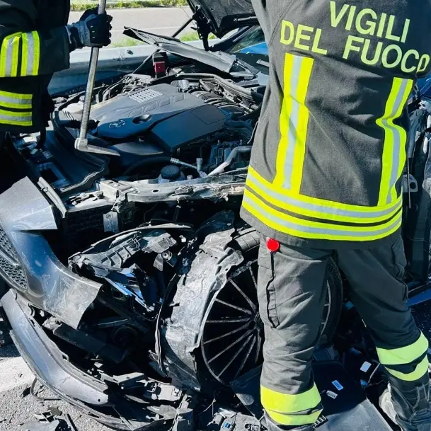 Scontro tra tre auto a Isola Capo Rizzuto, due persone finiscono in ospedale\n