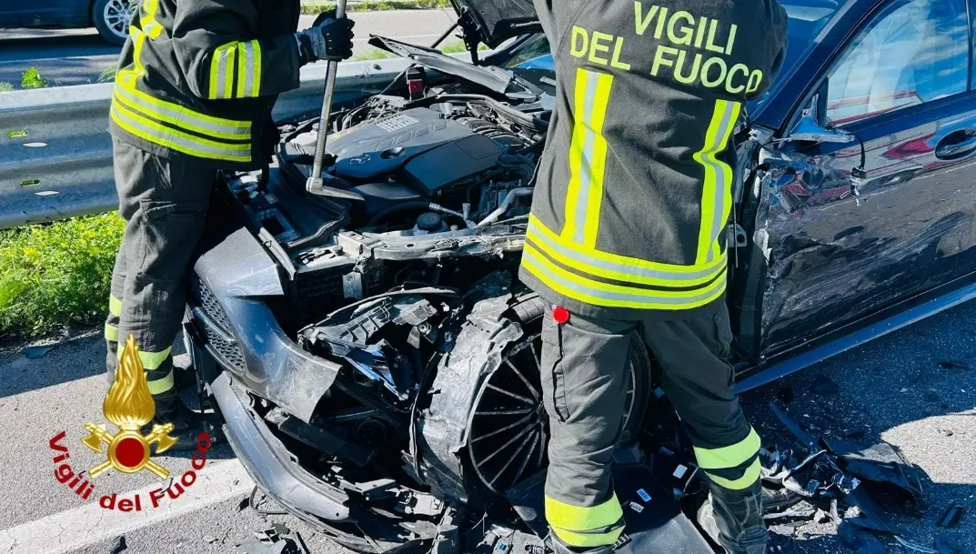 Scontro tra tre auto a Isola Capo Rizzuto, due persone finiscono in ospedale\n