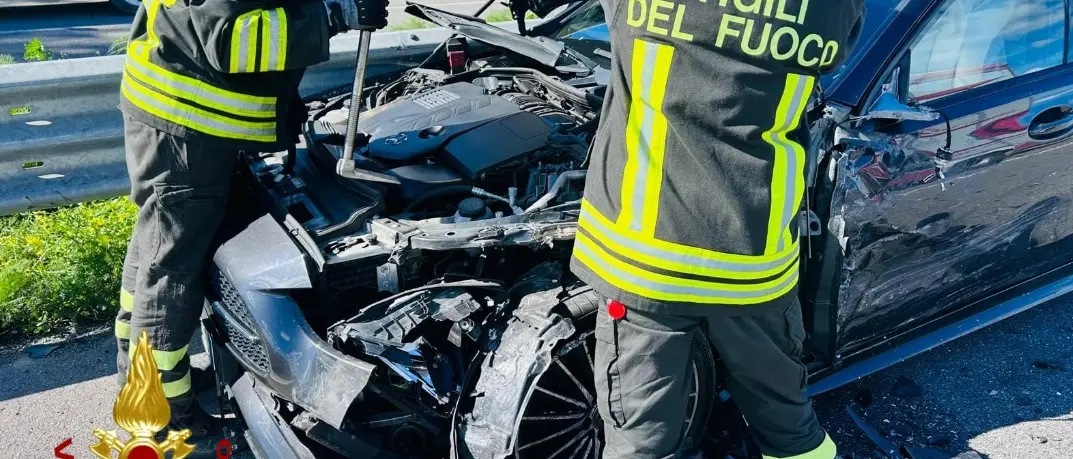 Scontro tra tre auto a Isola Capo Rizzuto, due persone finiscono in ospedale\n