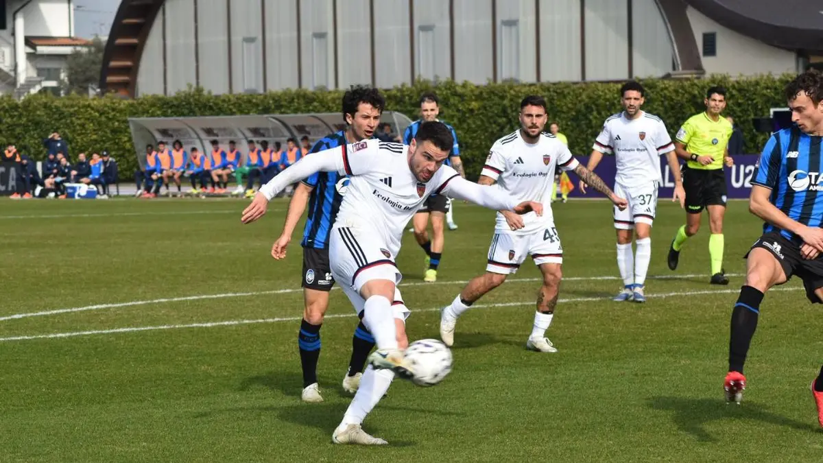 Azione di Atalanta Under 23-Cosenza: tiro di Beretta