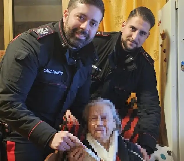 Catanzaro, in 7 minuti carabinieri portano di notte farmaco ad anziana cieca in crisi respiratoria