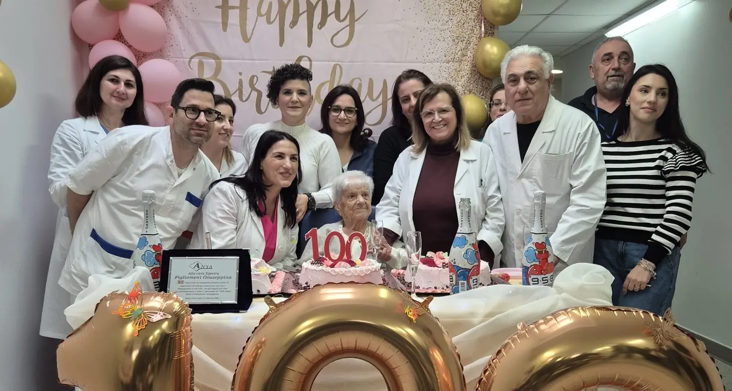Reggio, un secolo di vita per Giuseppina Figliomeni: grande festa a Villa Anya\n
