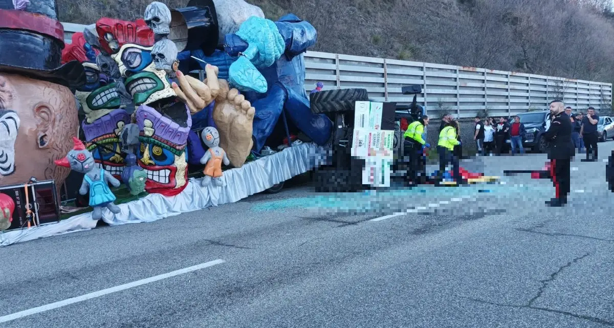 Carro di Carnevale si ribalta sulla Statale tra San Marco e Fagnano: grave una ragazza\n
