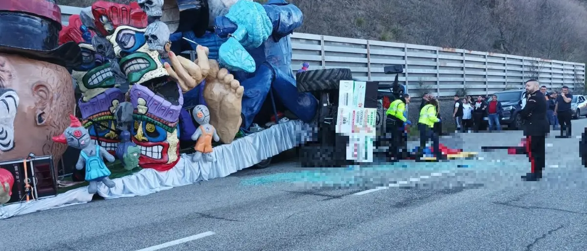 Carro di Carnevale si ribalta sulla Statale tra San Marco e Fagnano: grave una ragazza\n