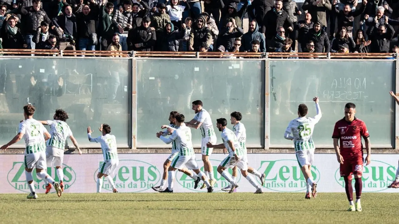 Serie D, il bilancio delle calabresi: festa Vigor Lamezia che si impone sulla lanciatissima Reggina. Blitz del Sambiase che inguaia il Messina\n