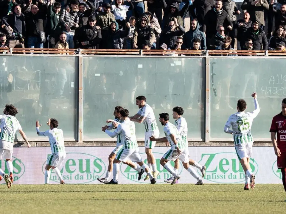 Serie D, il bilancio delle calabresi: festa Vigor Lamezia che si impone sulla lanciatissima Reggina. Blitz del Sambiase che inguaia il Messina