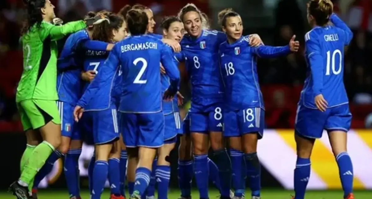 Reggio si tinge d'azzurro con le ragazze della Nazionale di calcio e attende i campioni del mondo dell'Italvolley\n
