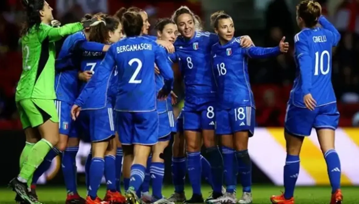 Reggio si tinge d'azzurro con le ragazze della Nazionale di calcio e attende i campioni del mondo dell'Italvolley\n