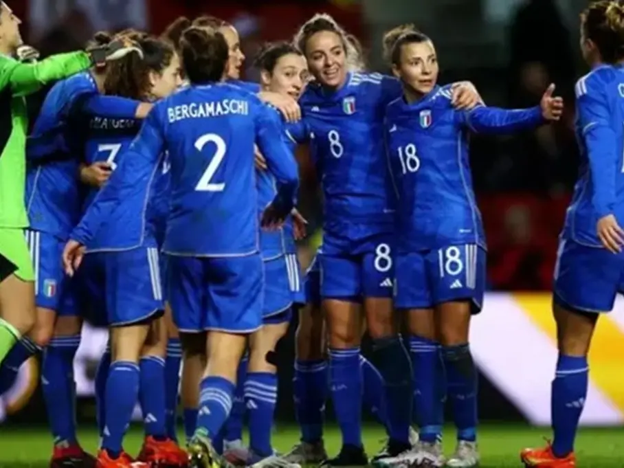 Reggio si tinge d'azzurro con le ragazze della Nazionale di calcio e attende i campioni del mondo dell'Italvolley