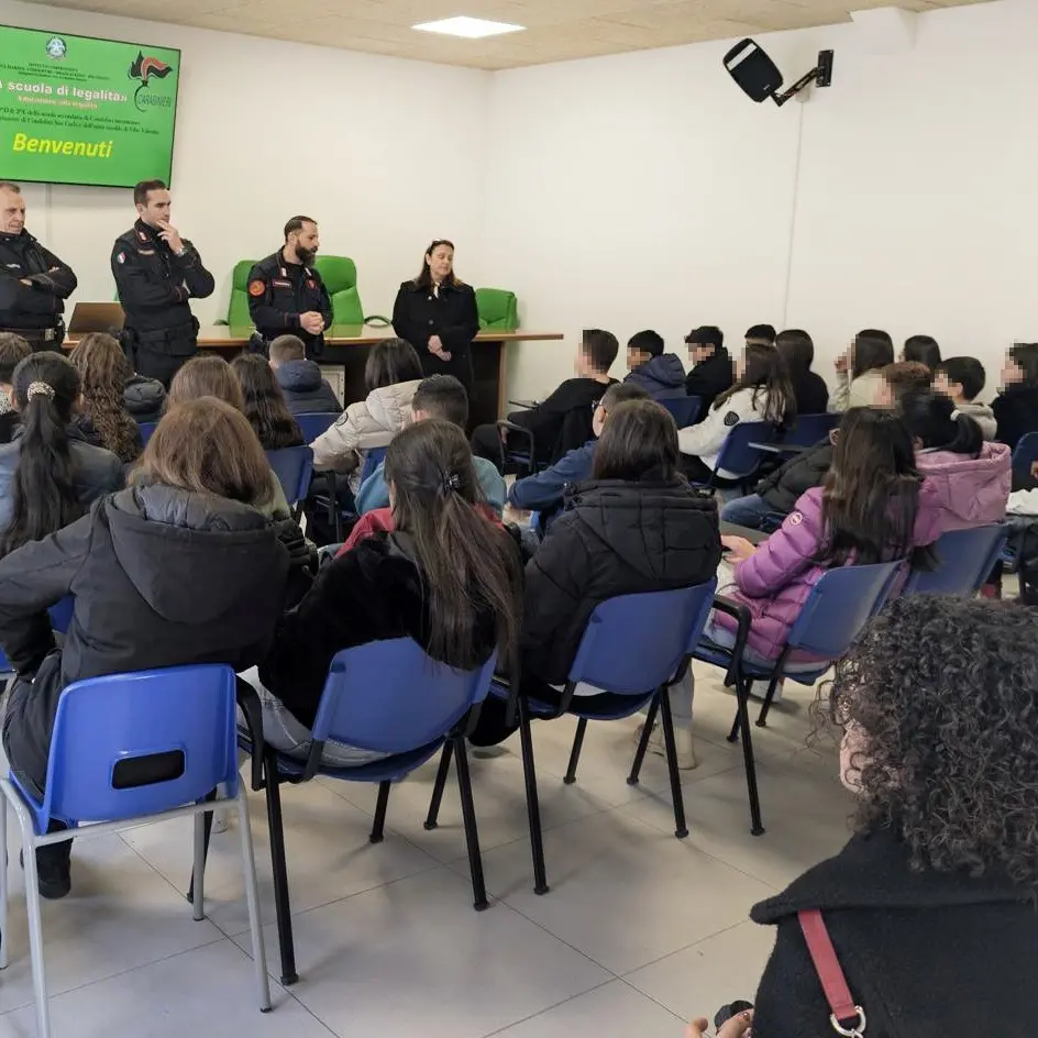 I Carabinieri a scuola tra legalità, bullismo e cyberbullismo a Condofuri\n
