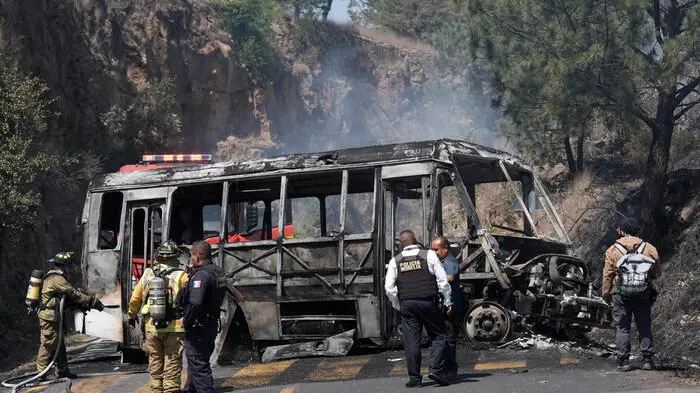<p>Disordini in corso dopo l'uccisione del boss "El Mencho" (foto Ansa)</p>\\n , EPA