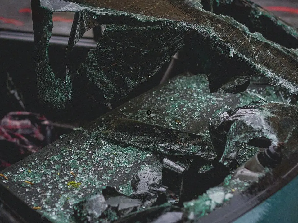 Rossano, auto devastate dopo un’ondata di furti e una rapina: cresce l’allarme tra i residenti