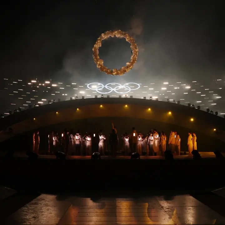 Colori, canto e meraviglia: Verona trasforma la cerimonia finale delle Olimpiadi in un’opera a cielo aperto\n