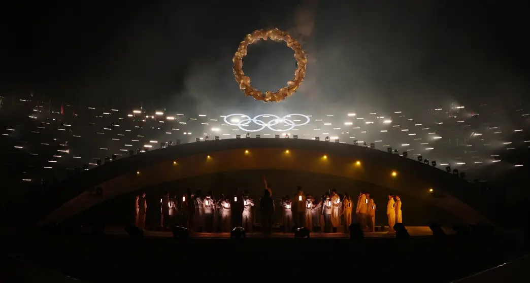 Colori, canto e meraviglia: Verona trasforma la cerimonia finale delle Olimpiadi in un’opera a cielo aperto\n