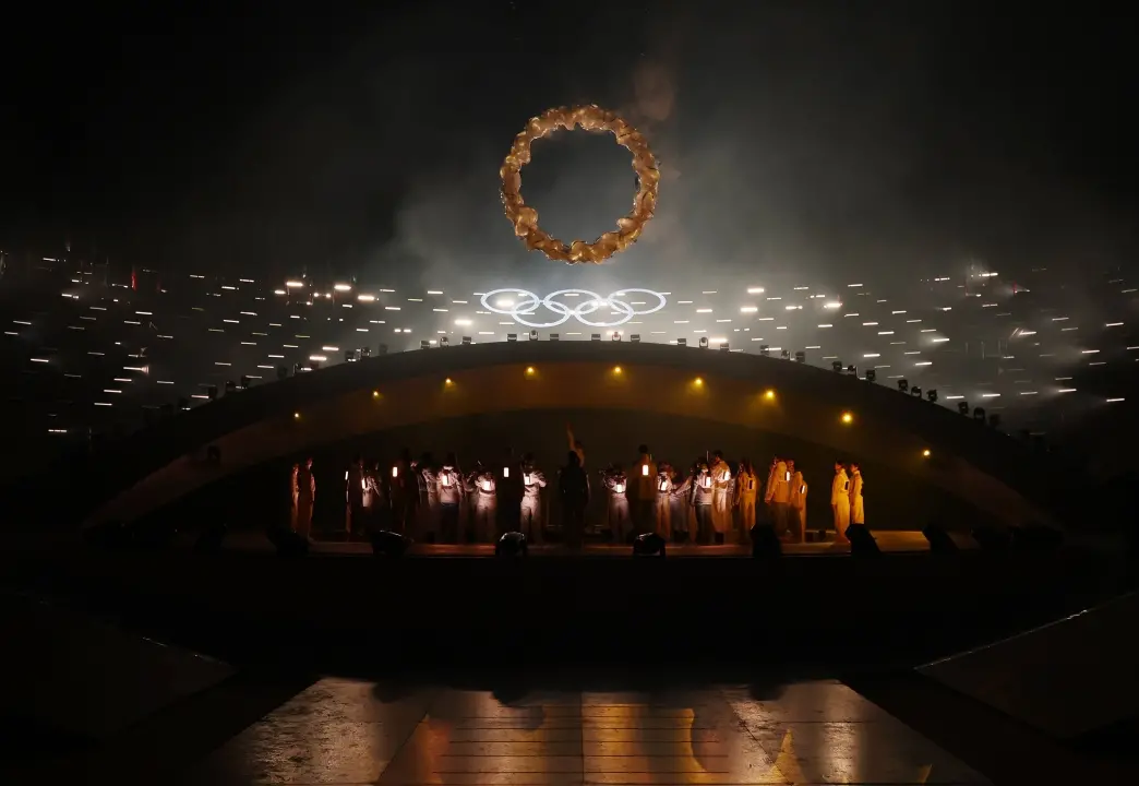 Colori, canto e meraviglia: Verona trasforma la cerimonia finale delle Olimpiadi in un’opera a cielo aperto\n