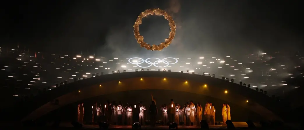 Colori, canto e meraviglia: Verona trasforma la cerimonia finale delle Olimpiadi in un’opera a cielo aperto\n
