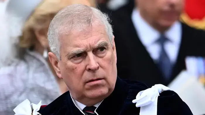 «Non potete farlo, sono il figlio di Elisabetta»: l’arresto dell’ex principe Andrea e l’ombra lunga di Epstein sulla Royal Family\n