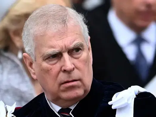 «Non potete farlo, sono il figlio di Elisabetta»: l’arresto dell’ex principe Andrea e l’ombra lunga di Epstein sulla Royal Family