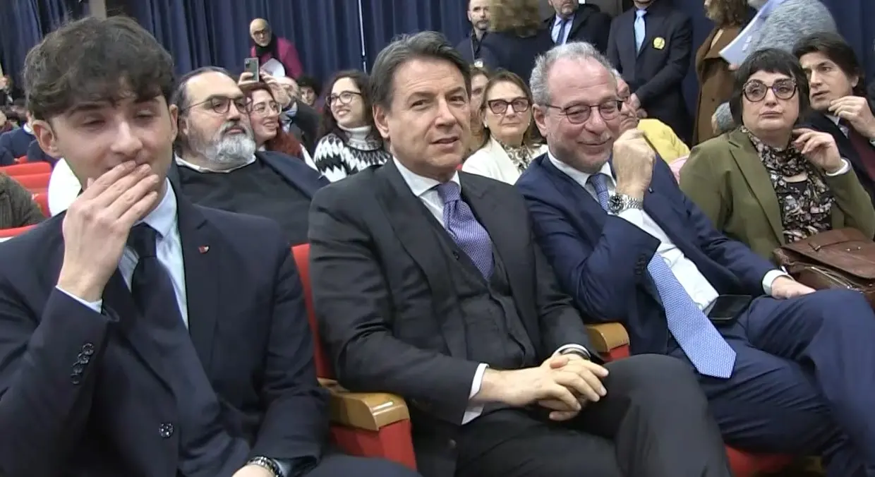 Referendum, da Conte avviso di sfratto a Meloni: «A casa se vince il No? Vedete voi, è\u00A0l’unica riforma che hanno fatto...»\n