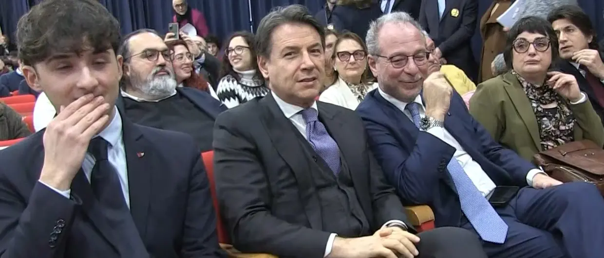 Referendum, da Conte avviso di sfratto a Meloni: «A casa se vince il No? Vedete voi, è\u00A0l’unica riforma che hanno fatto...»\n