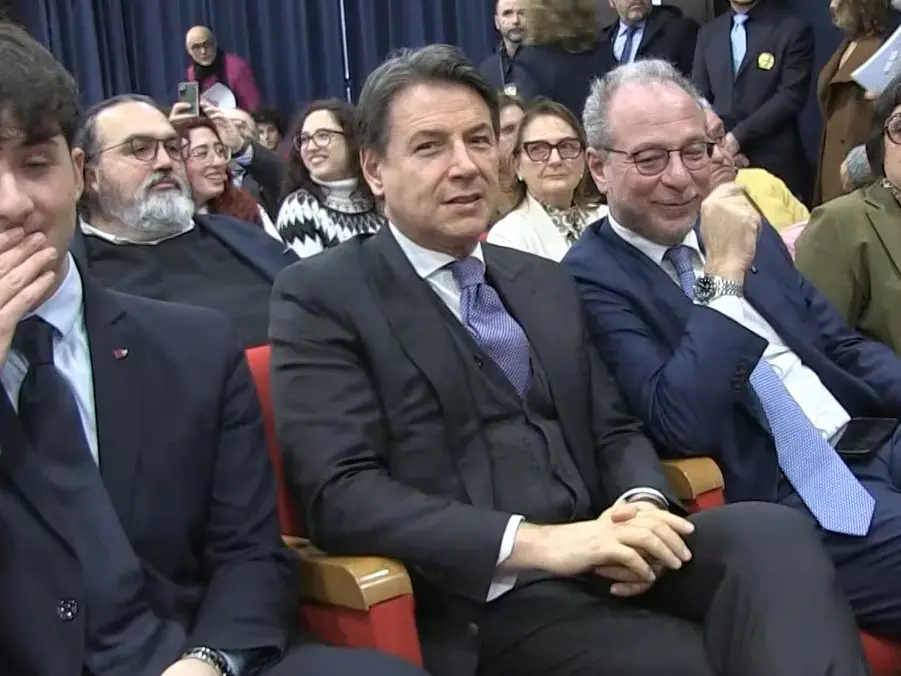 Referendum, da Conte avviso di sfratto a Meloni: «A casa se vince il No? Vedete voi, è l’unica riforma che hanno fatto...»