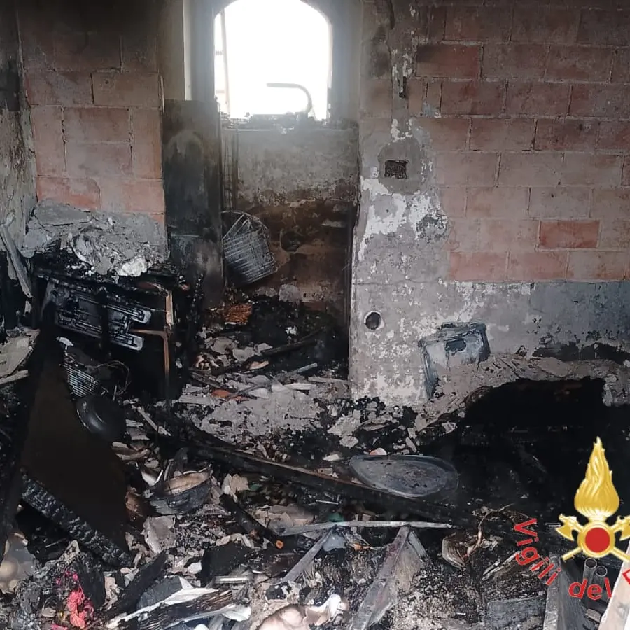 Pianopoli, in fiamme il primo piano e il sottotetto di fabbricato\u00A0su tre livelli: distrutti mobili e\u00A0suppellettili (FOTO)\n