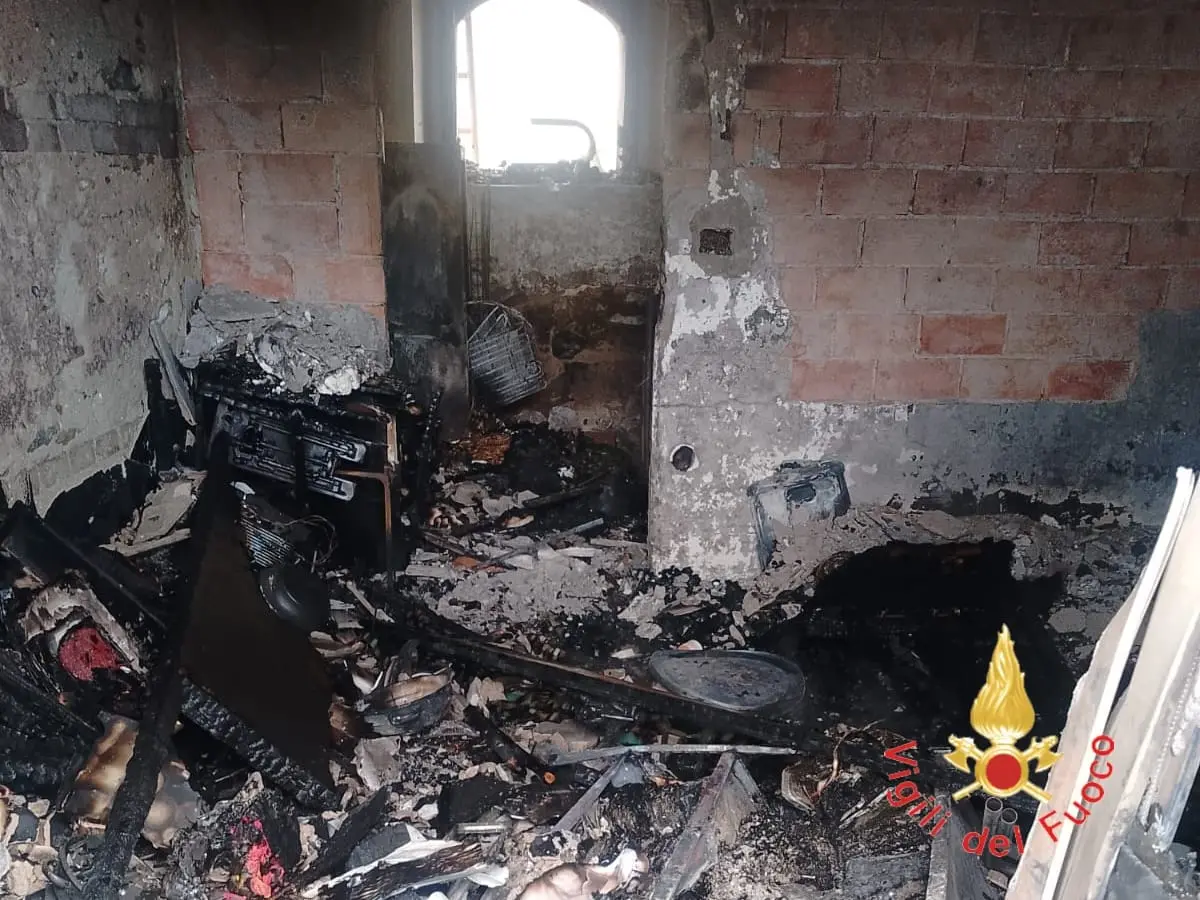 Pianopoli, in fiamme il primo piano e il sottotetto di fabbricato\u00A0su tre livelli: distrutti mobili e\u00A0suppellettili (FOTO)\n
