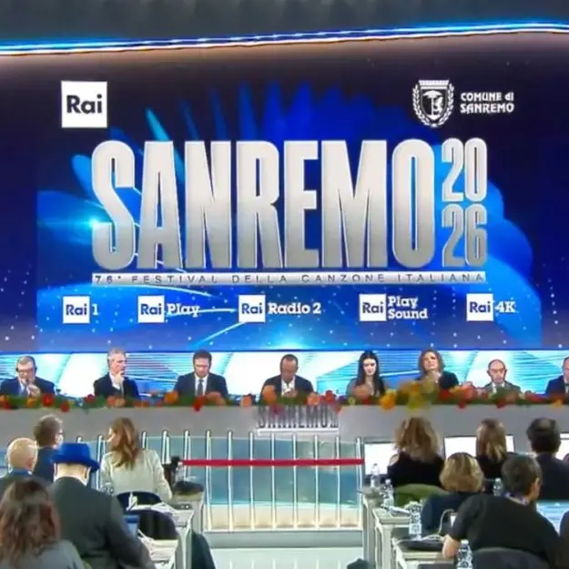 Laura Pausini: «Conti è il mio Lexotan». Sanremo 2026 parte tra fiori, lacrime per Baudo e l’ultimo Festival di Carlo Conti\n