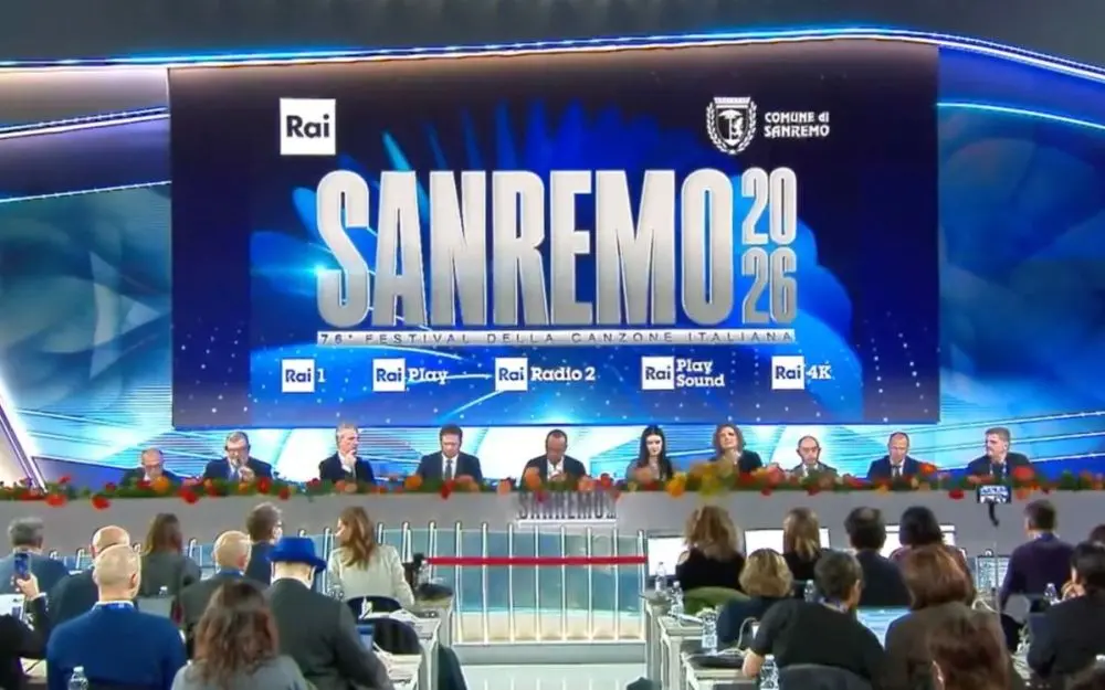 Laura Pausini: «Conti è il mio Lexotan». Sanremo 2026 parte tra fiori, lacrime per Baudo e l’ultimo Festival di Carlo Conti\n