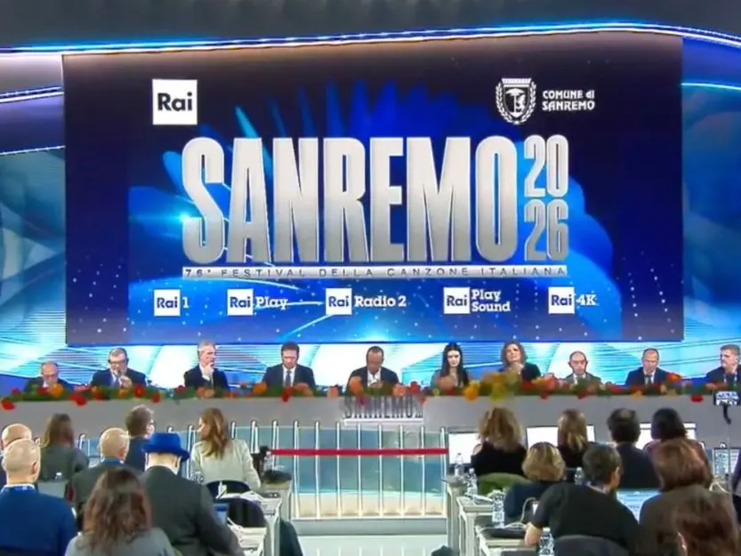 Laura Pausini: «Conti è il mio Lexotan». Sanremo 2026 parte tra fiori, lacrime per Baudo e l’ultimo Festival di Carlo Conti