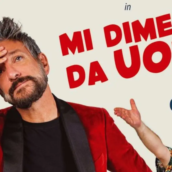 “Mi dimetto da uomo”: Sergio Assisi a Locri con una satira brillante sulla crisi dell’identità\n