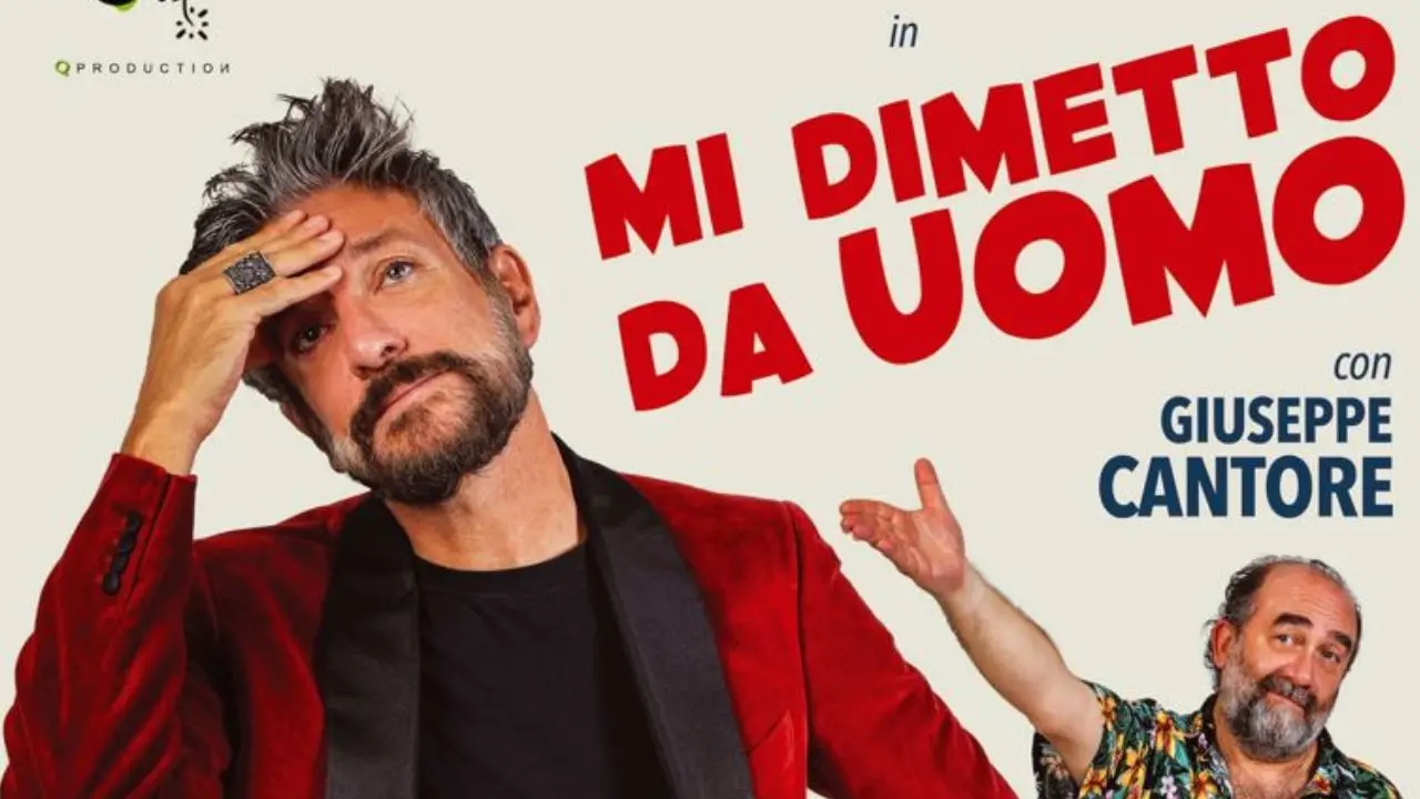 “Mi dimetto da uomo”: Sergio Assisi a Locri con una satira brillante sulla crisi dell’identità\n