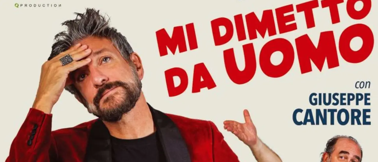“Mi dimetto da uomo”: Sergio Assisi a Locri con una satira brillante sulla crisi dell’identità\n