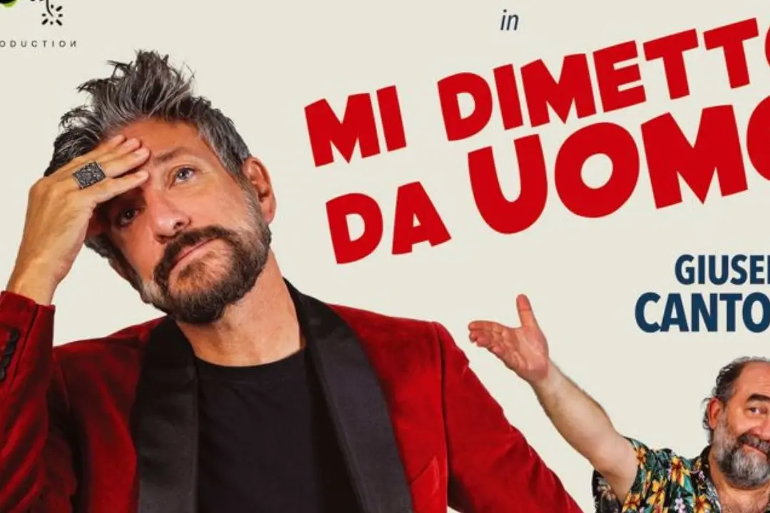 “Mi dimetto da uomo”: Sergio Assisi a Locri con una satira brillante sulla crisi dell’identità\n