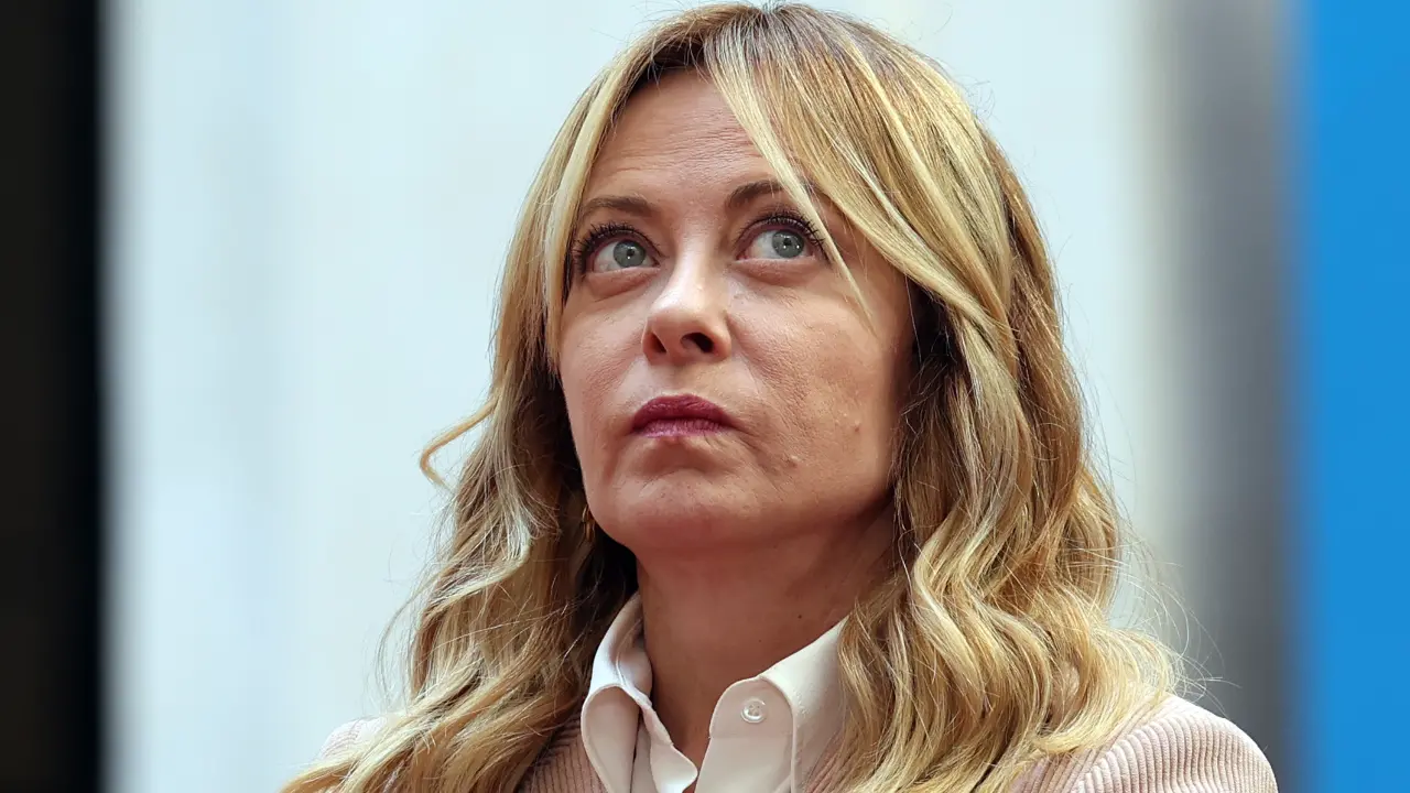 «Se Meloni compra il biglietto è libera di venire»: Carlo Conti smentisce l’invito e rivendica la sua indipendenza\n