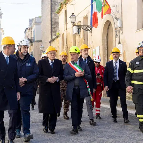 Mattarella a Niscemi, il sopralluogo in zona rossa e gli applausi dei cittadini:\u00A0«Presidente non si dimentichi di noi»\n