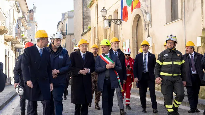<p>Il Presidente Mattarella a Niscemi - foto Ansa</p>\\n , ANSA